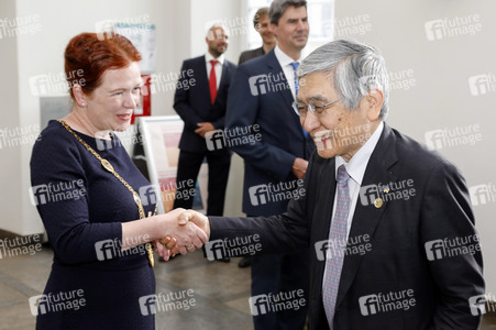 Eintrag von G7-Finanzminstern ins Goldene Buch der Stadt Bonn