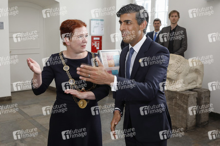 Eintrag von G7-Finanzminstern ins Goldene Buch der Stadt Bonn