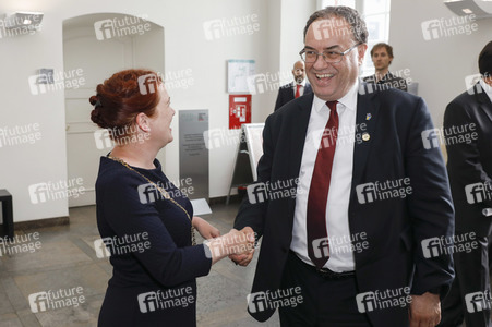 Eintrag von G7-Finanzminstern ins Goldene Buch der Stadt Bonn