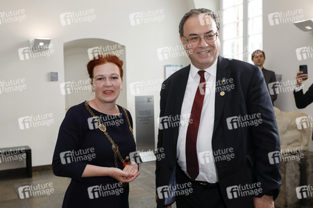 Eintrag von G7-Finanzminstern ins Goldene Buch der Stadt Bonn