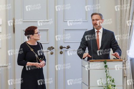 Eintrag von G7-Finanzminstern ins Goldene Buch der Stadt Bonn