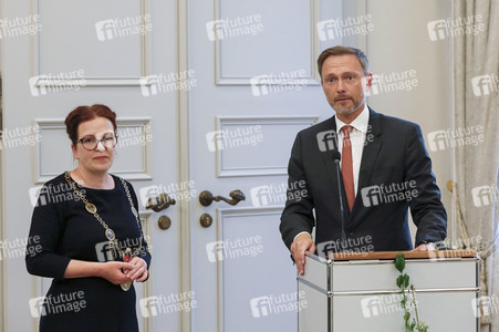 Eintrag von G7-Finanzminstern ins Goldene Buch der Stadt Bonn