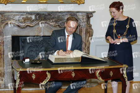 Eintrag von G7-Finanzminstern ins Goldene Buch der Stadt Bonn