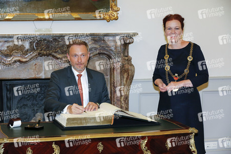 Eintrag von G7-Finanzminstern ins Goldene Buch der Stadt Bonn