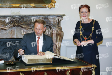 Eintrag von G7-Finanzminstern ins Goldene Buch der Stadt Bonn