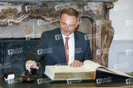 Eintrag von G7-Finanzminstern ins Goldene Buch der Stadt Bonn