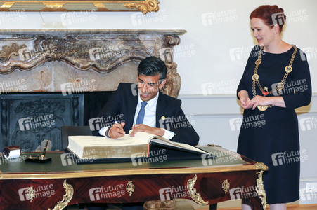 Eintrag von G7-Finanzminstern ins Goldene Buch der Stadt Bonn