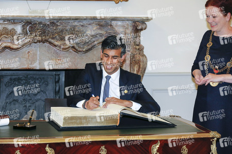 Eintrag von G7-Finanzminstern ins Goldene Buch der Stadt Bonn