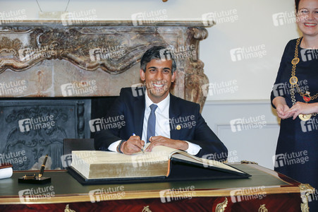 Eintrag von G7-Finanzminstern ins Goldene Buch der Stadt Bonn