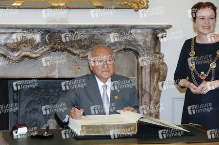 Eintrag von G7-Finanzminstern ins Goldene Buch der Stadt Bonn