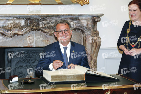 Eintrag von G7-Finanzminstern ins Goldene Buch der Stadt Bonn