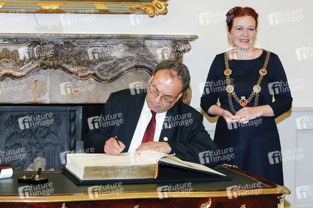 Eintrag von G7-Finanzminstern ins Goldene Buch der Stadt Bonn