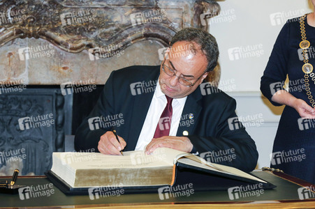 Eintrag von G7-Finanzminstern ins Goldene Buch der Stadt Bonn