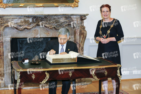 Eintrag von G7-Finanzminstern ins Goldene Buch der Stadt Bonn