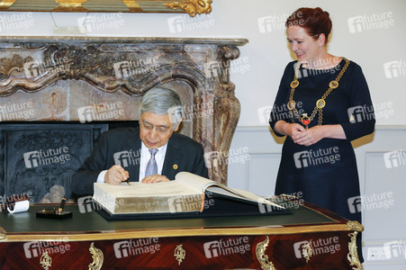 Eintrag von G7-Finanzminstern ins Goldene Buch der Stadt Bonn