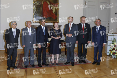 Eintrag von G7-Finanzminstern ins Goldene Buch der Stadt Bonn