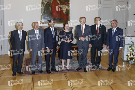 Eintrag von G7-Finanzminstern ins Goldene Buch der Stadt Bonn