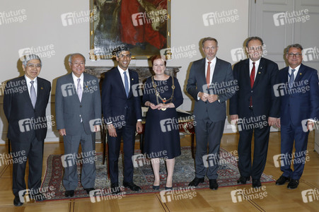 Eintrag von G7-Finanzminstern ins Goldene Buch der Stadt Bonn