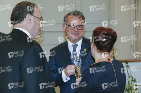 Eintrag von G7-Finanzminstern ins Goldene Buch der Stadt Bonn