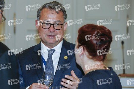 Eintrag von G7-Finanzminstern ins Goldene Buch der Stadt Bonn