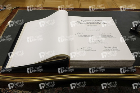 Eintrag von G7-Finanzminstern ins Goldene Buch der Stadt Bonn