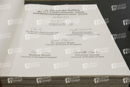 Eintrag von G7-Finanzminstern ins Goldene Buch der Stadt Bonn