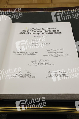 Eintrag von G7-Finanzminstern ins Goldene Buch der Stadt Bonn