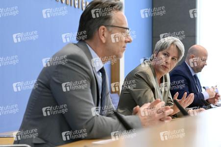 Bundespressekonferenz Vorstellung der Zahlen kindlicher Gewaltopfer in Berlin
