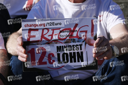 Kundgebung zur Befürwortung des 12-Euro-Mindestlohns in Berlin