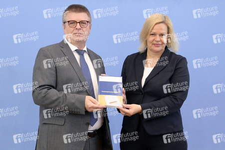 Bundespressekonferenz Vorstellung des Verfassungsschutzberichts 2021 in Berlin