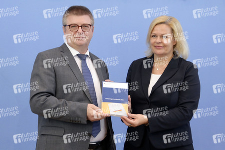 Bundespressekonferenz Vorstellung des Verfassungsschutzberichts 2021 in Berlin