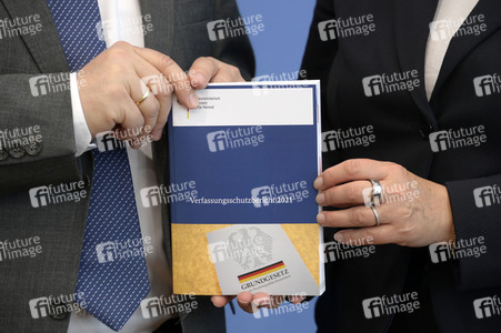 Bundespressekonferenz Vorstellung des Verfassungsschutzberichts 2021 in Berlin