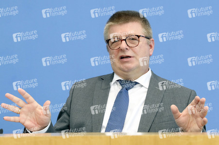 Bundespressekonferenz Vorstellung des Verfassungsschutzberichts 2021 in Berlin