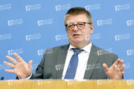 Bundespressekonferenz Vorstellung des Verfassungsschutzberichts 2021 in Berlin