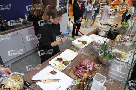 Stars kochen für den Guten Zweck - Charity-Koch-Challenge in Hamburg