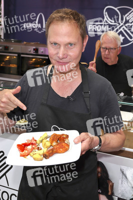 Stars kochen für den Guten Zweck - Charity-Koch-Challenge in Hamburg