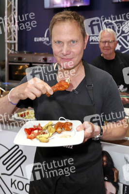Stars kochen für den Guten Zweck - Charity-Koch-Challenge in Hamburg