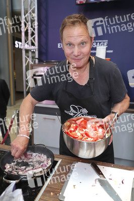 Stars kochen für den Guten Zweck - Charity-Koch-Challenge in Hamburg