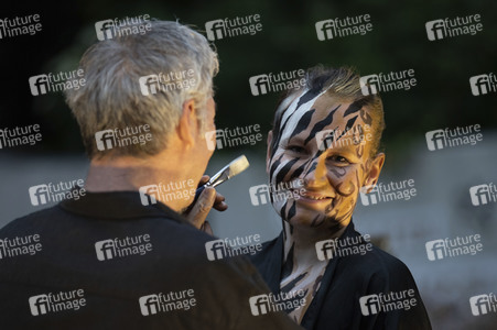 Jörg Düsterwald Bodyart Live-Performance im Erlebnis-Zoo Hannover