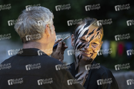 Jörg Düsterwald Bodyart Live-Performance im Erlebnis-Zoo Hannover