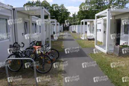 Nancy Faeser und Hubertus Heil beim Besuch der Gemeinschaftsunterkunft für Geflüchtete in Berlin