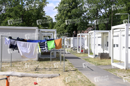 Nancy Faeser und Hubertus Heil beim Besuch der Gemeinschaftsunterkunft für Geflüchtete in Berlin
