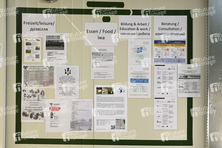 Nancy Faeser und Hubertus Heil beim Besuch der Gemeinschaftsunterkunft für Geflüchtete in Berlin