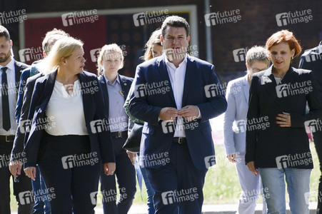Nancy Faeser und Hubertus Heil beim Besuch der Gemeinschaftsunterkunft für Geflüchtete in Berlin
