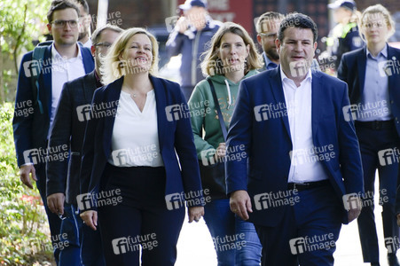 Nancy Faeser und Hubertus Heil beim Besuch der Gemeinschaftsunterkunft für Geflüchtete in Berlin