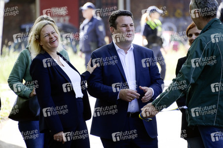 Nancy Faeser und Hubertus Heil beim Besuch der Gemeinschaftsunterkunft für Geflüchtete in Berlin
