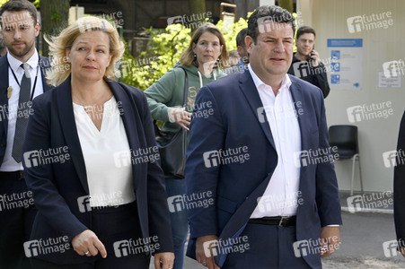 Nancy Faeser und Hubertus Heil beim Besuch der Gemeinschaftsunterkunft für Geflüchtete in Berlin