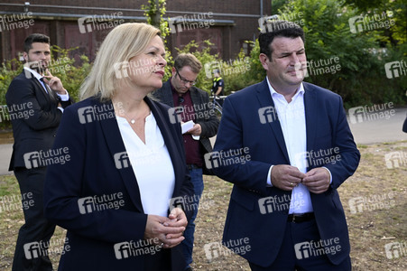 Nancy Faeser und Hubertus Heil beim Besuch der Gemeinschaftsunterkunft für Geflüchtete in Berlin