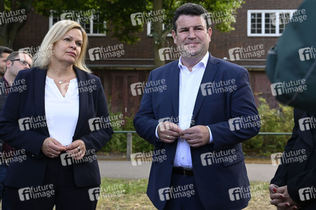 Nancy Faeser und Hubertus Heil beim Besuch der Gemeinschaftsunterkunft für Geflüchtete in Berlin