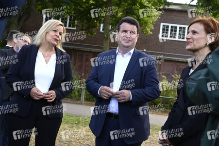 Nancy Faeser und Hubertus Heil beim Besuch der Gemeinschaftsunterkunft für Geflüchtete in Berlin